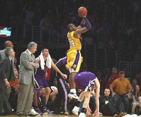 科比32分罚球制胜 湖人98-95险胜国王止三连败