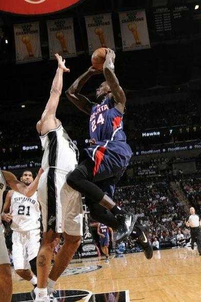 邓肯0.4秒准绝杀！马刺102-100险胜老鹰延续师徒对决传奇