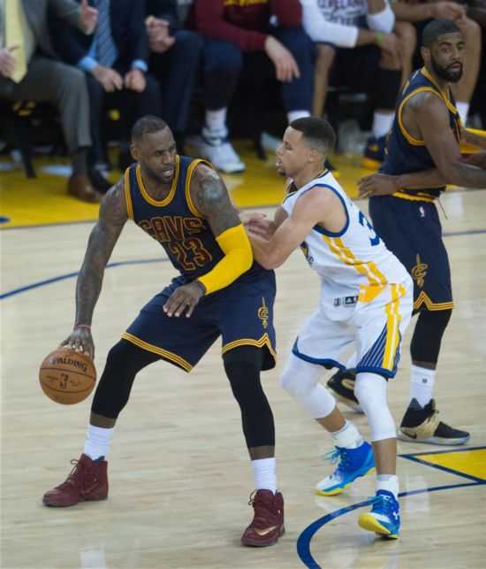 骑士1-3逆转勇士！詹姆斯三双欧文致命三分夺队史首冠