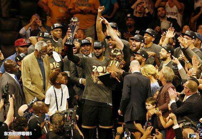 骑士1-3逆转勇士！詹姆斯三双欧文致命三分夺队史首冠