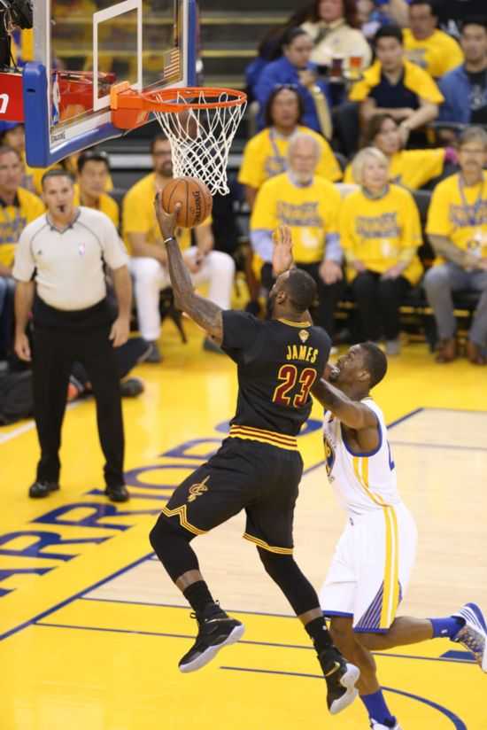 骑士118-111力克勇士锁定季后赛！斯特鲁斯末节两记三分定胜局