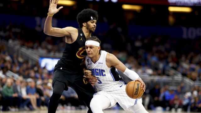 骑士vs魔术惊现直播事故 米切尔42分哈登26分