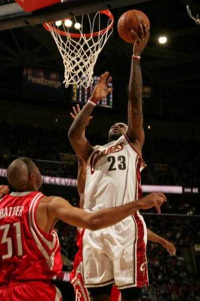 骑士险胜残阵勇士！末节冲突6次技犯引爆大通中心